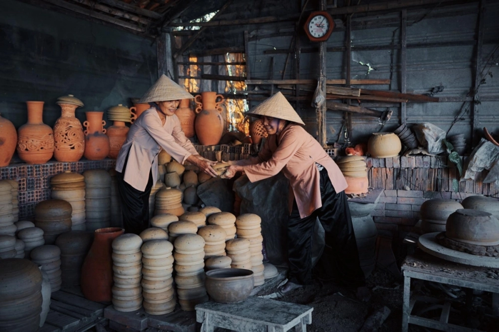 Chiêm ngưỡng hình ảnh làng gốm thanh hà với gam màu đất nung cổ điển