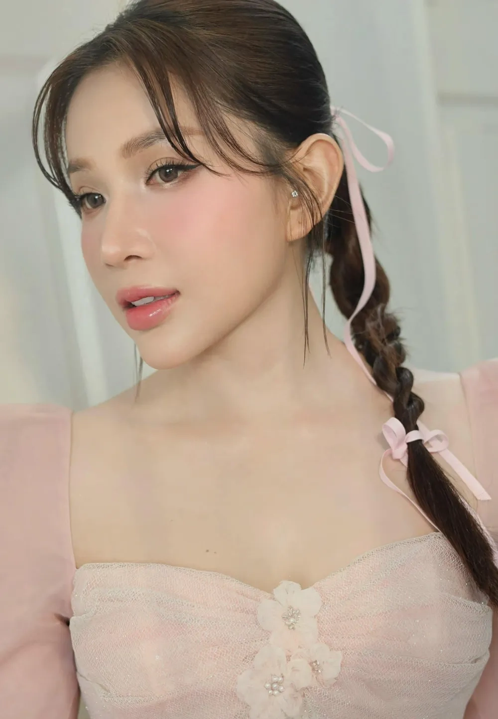 Hé lộ danh tính bồ Khả Như gây tò mò