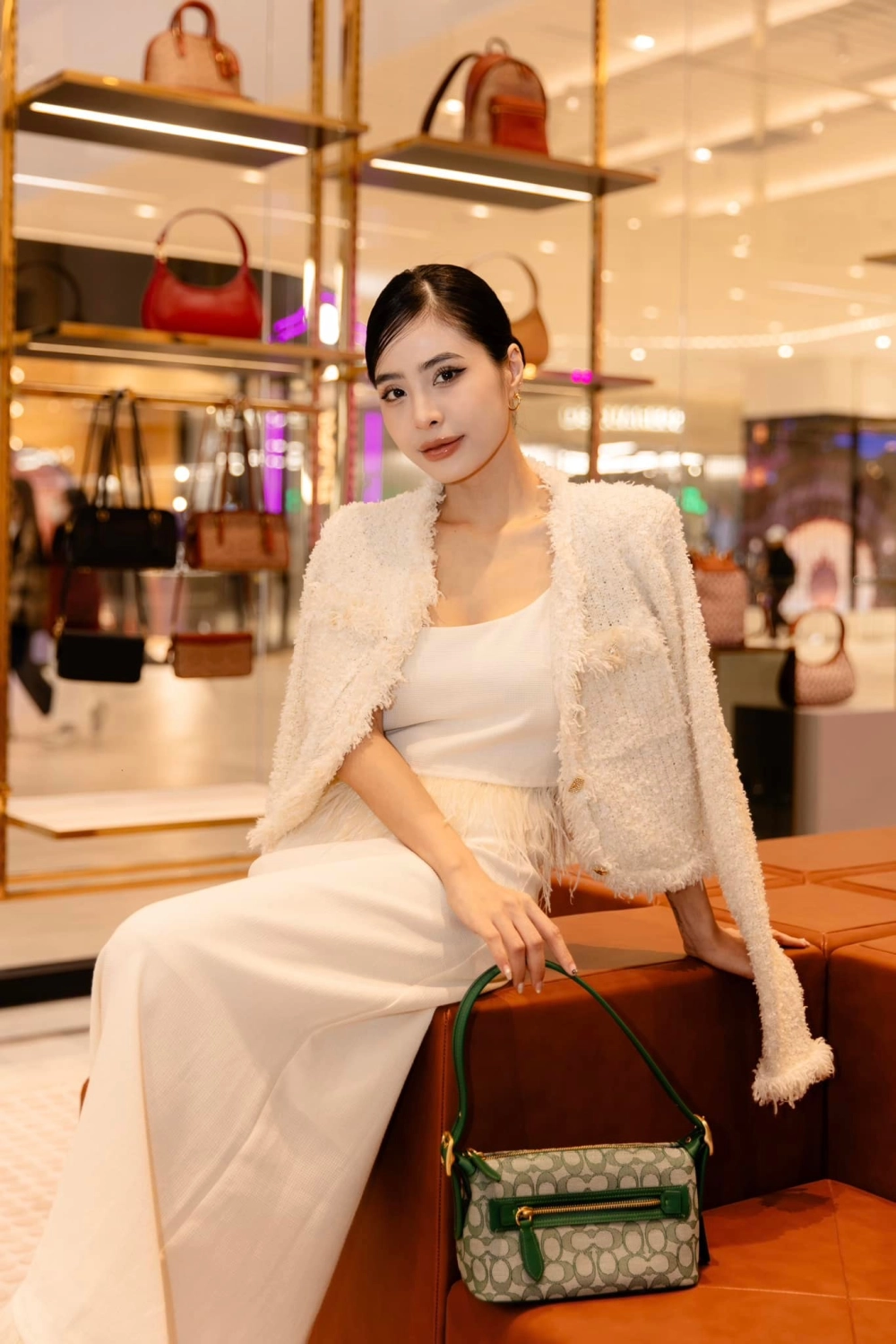 Đào liễu ca nương Kiều Anh giọng hát ngọt ngào khiến khán giả say mê