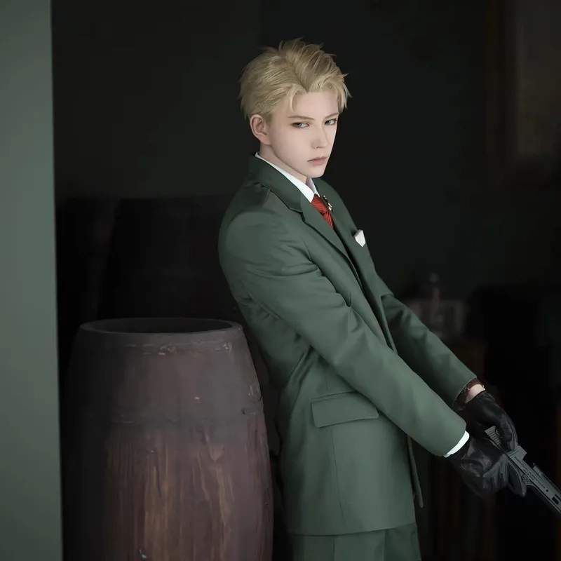 Loid Forger cosplay hoá thân thành gián điệp