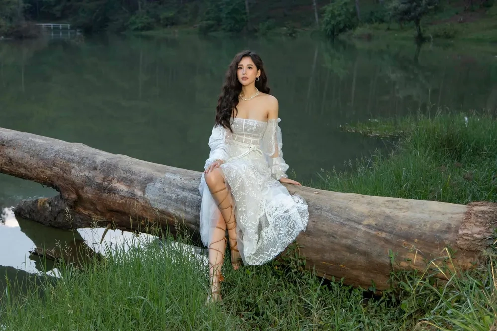 Tin đồn lan nhanh Mai Phương Thuý sinh con