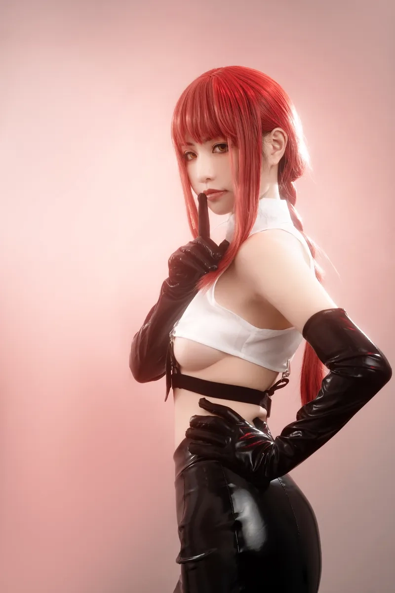 Cosplay Chainsaw Man sexy làm bùng nổ mọi sự kiện anime