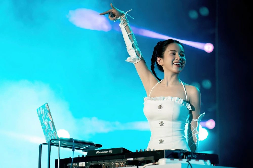 Fan ngỡ ngàng với DJ Mie cao mét bao nhiêu