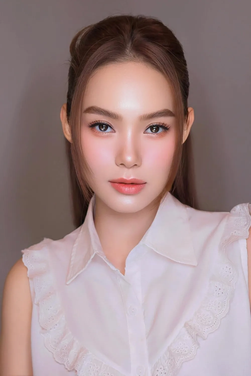 Vẻ đẹp mặn mà của nghệ sĩ Minh Hằng