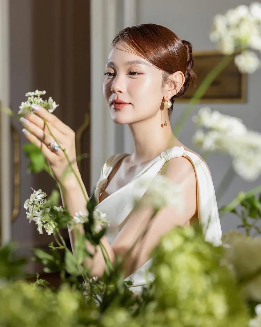 Tò mò xem Minh Hằng cao bao nhiêu