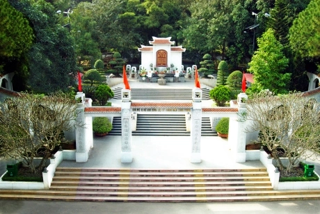 Yên nghỉ tại nghĩa trang ngã ba đồng lộc anh hùng