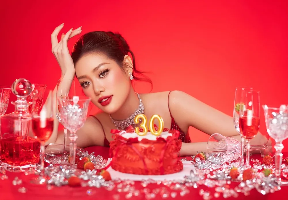 Tỏa sáng trên sân khấu Hoa hậu Hoàn Vũ Nguyễn Trần Khánh Vân