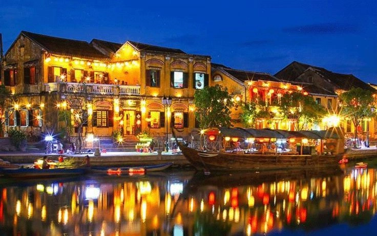 Đêm phố cổ Hội An rực rỡ ánh đèn lồng tạo nên không gian huyền bí và lãng mạnv