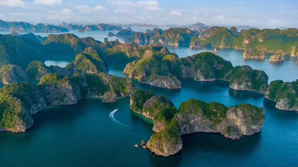 Đi đảo Cát Bà để tận hưởng kỳ nghỉ tuyệt vời giữa thiên nhiên hoang sơ
