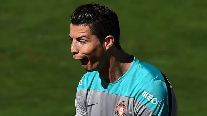 Meme ronaldo cameraman siêu hài khi ống kính vô tình ghi hình
