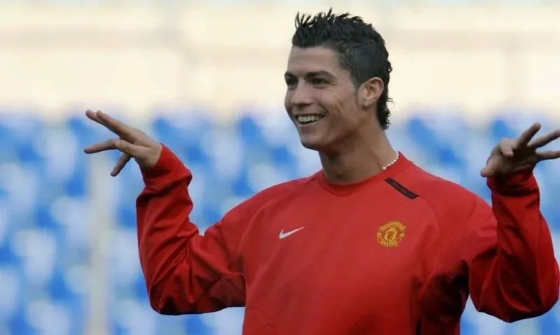Meme ronaldo nhận giải gây cười với biểu cảm không giống ai