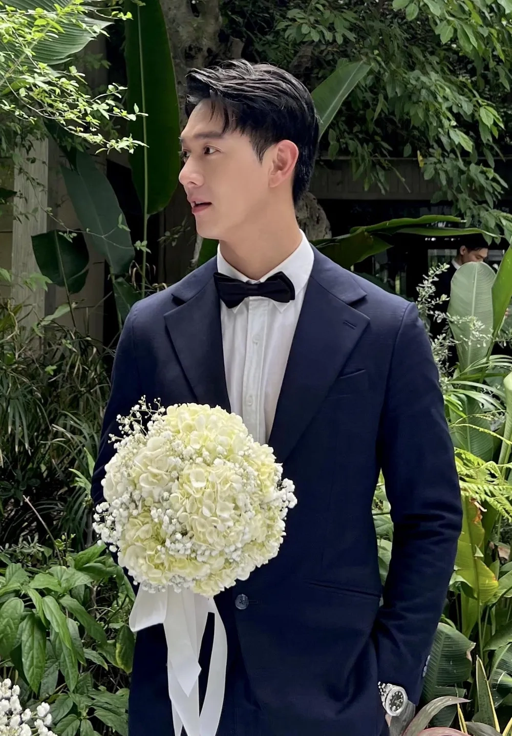 Đắm say ánh mắt trong nhìn em như bức tranh Song Luân