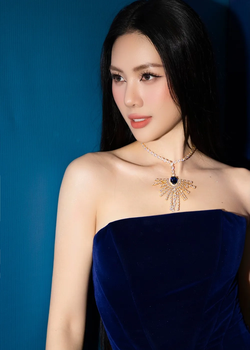 Màn trình diễn Bùi Quỳnh Hoa catwalk cực cuốn