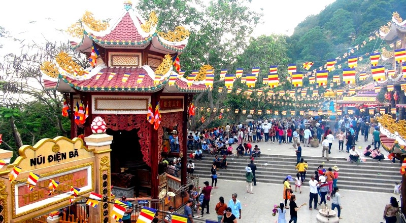 Chùa Núi Bà Đen ở Tây Ninh cảnh hùng vĩ