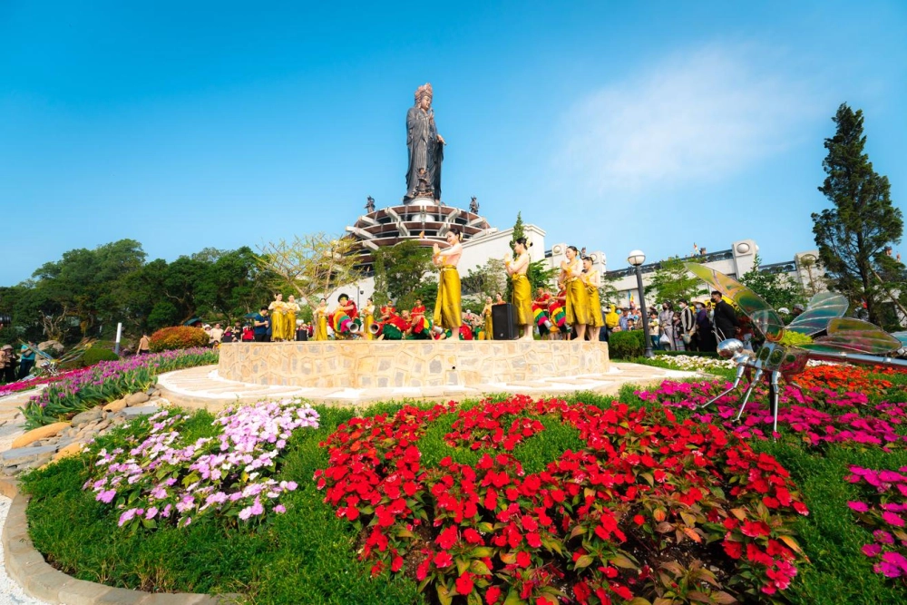 Tham quan Chùa Bà Đen mùa lễ hội đông vui