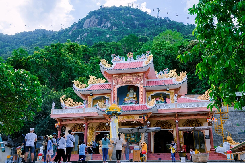 Chùa Bà Đen giữa núi non trời mây bao phủ