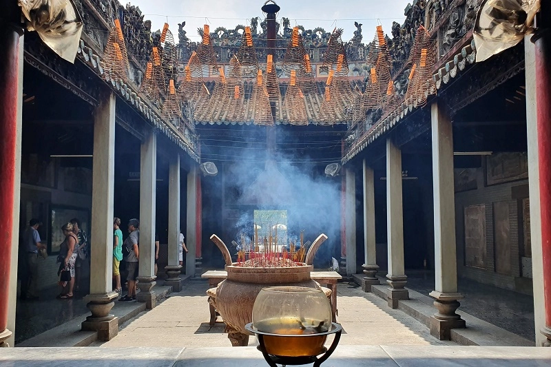 Hình ảnh Chùa Bà Thiên Hậu, trang nghiêm và rực rỡ sắc đỏ vàng