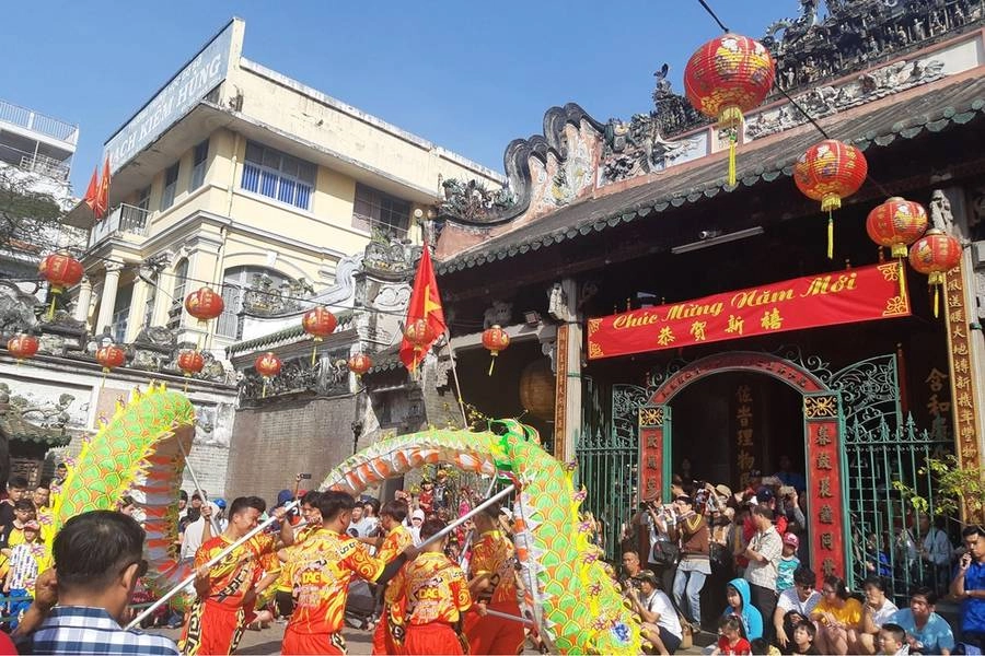 Giờ mở cửa Chùa Bà Thiên Hậu, nên đi buổi sáng để tránh đông