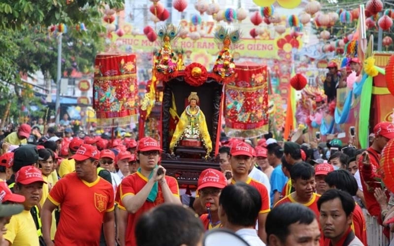 Hình ảnh lễ hội Chùa Bà Thiên Hậu, đông đúc và náo nhiệt đầu năm