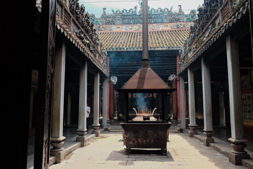 Lễ vật dâng Chùa Bà Thiên Hậu, thường là trái cây hoa tươi và bánh