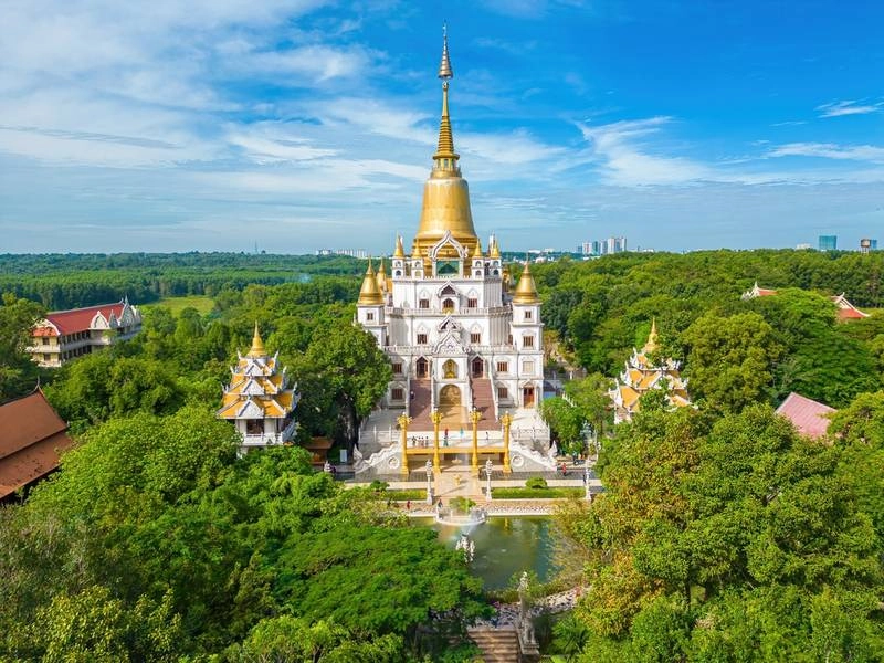 Kinh nghiệm đi chùa Bửu Long, nên đi buổi sáng sớm để tận hưởng yên bình