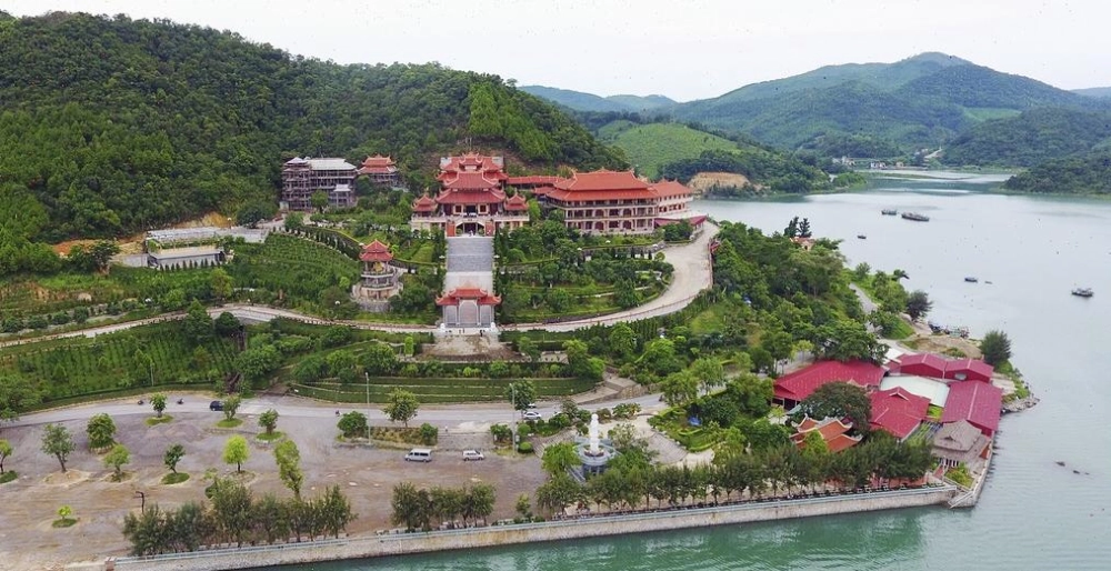 Hình ảnh chùa Cái Bầu, giữa thiên nhiên xanh biếc dịu dàng