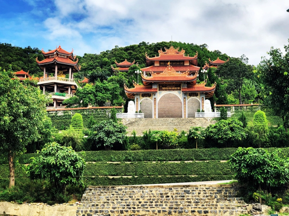 Tham quan chùa Cái Bầu, cảm nhận vẻ đẹp thanh thoát
