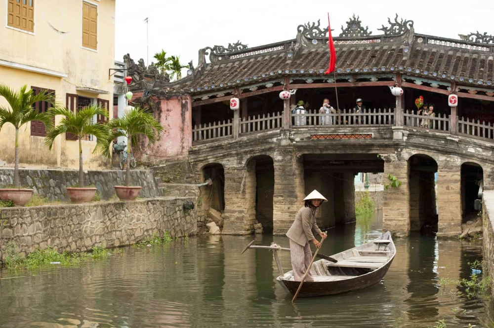Hai đầu cầu của chùa Cầu Hội An, mỗi bên có tượng thần và là biểu tượng bảo vệ cho Hội An