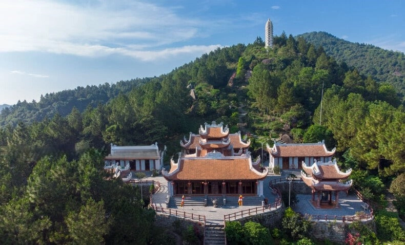 Chùa Hương Tích cao bao nhiêu, hơn 600 mét so với mực nước biển