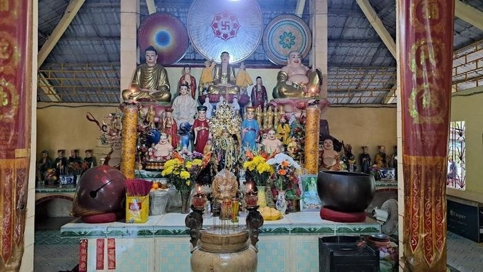 Chùa Lá Sen Đồng Tháp, nổi tiếng với lá sen khổng lồ