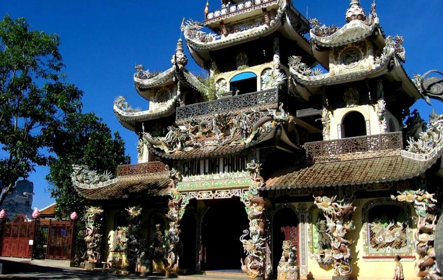Chùa Linh Phước kiến trúc gốm sứ độc đáo