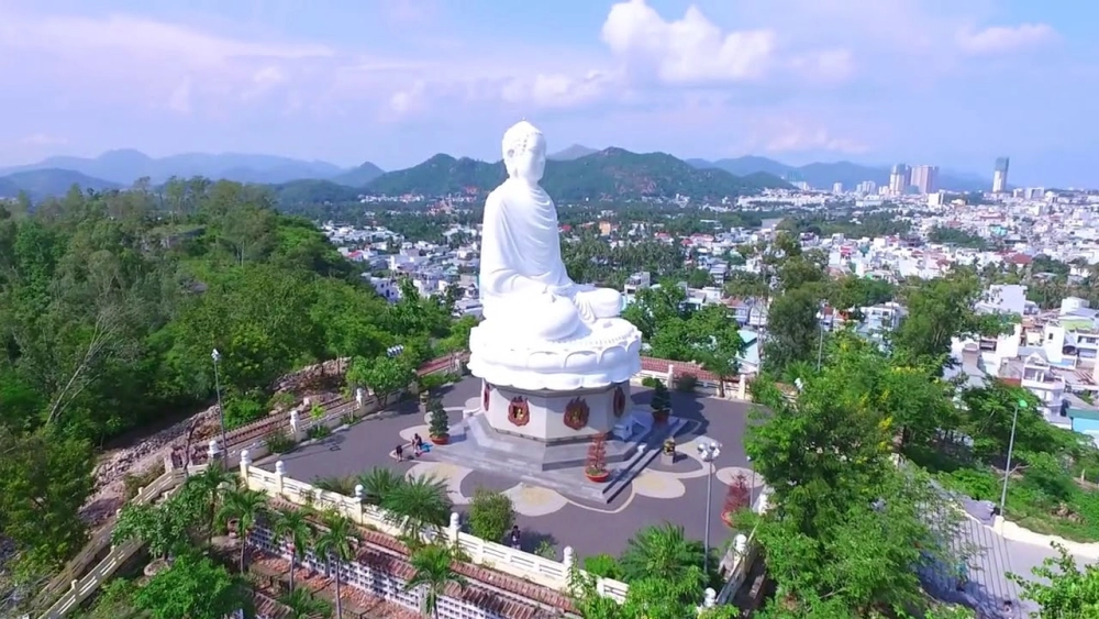 Hình ảnh chùa Long Sơn Nha Trang, nổi bật với tượng Phật trắng