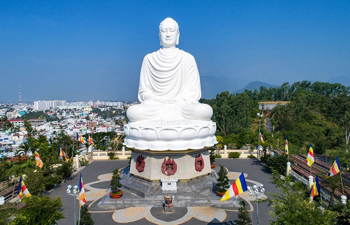 Hình ảnh chùa Long Sơn Nha Trang, nổi bật với tượng Phật trắng