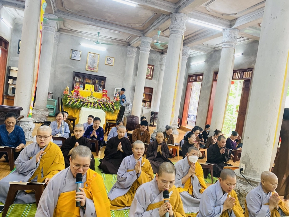 Đi Chùa Phúc Khánh, nên giữ trật tự và không chen lấn