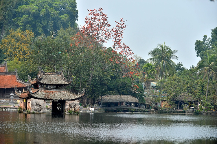 Lễ hội chùa Thầy, diễn ra vào dịp đầu xuân với nhiều nghi lễ đặc sắc