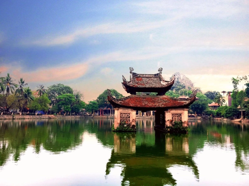 Hình ảnh chùa Thầy, nơi có phong cảnh hữu tình và không khí linh thiêng