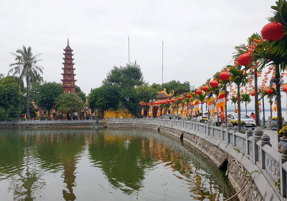 Tham quan chùa Trấn Quốc đón bình yên
