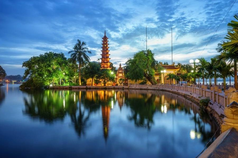 Bảo tháp chùa Trấn Quốc đỏ thắm uy nghi