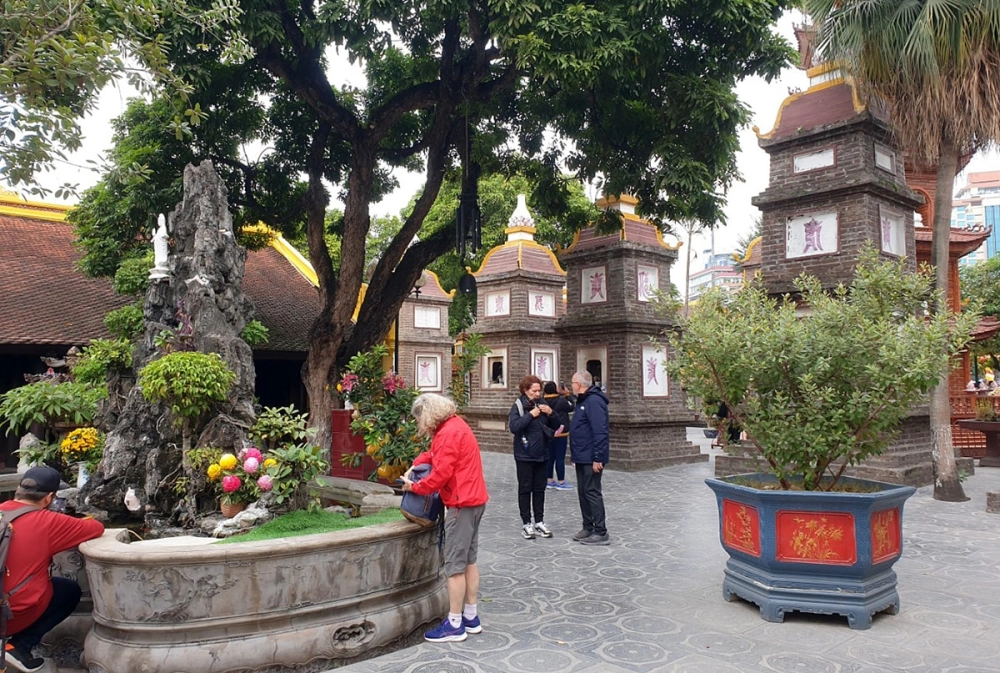 Tham quan chùa Trấn Quốc trải nghiệm văn hóa