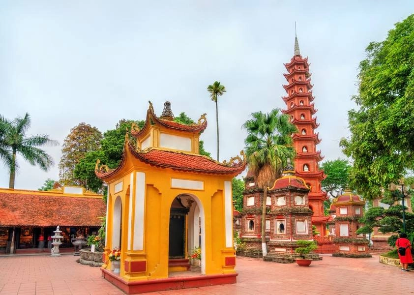 Cổng chùa Trấn Quốc dẫn vào cõi tĩnh tâm