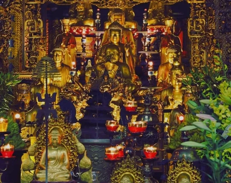 Bên trong chùa Trấn Quốc yên tĩnh linh thiêng