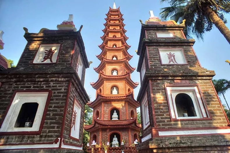 Chùa Trấn Quốc hồ Tây đẹp như tranh vẽ