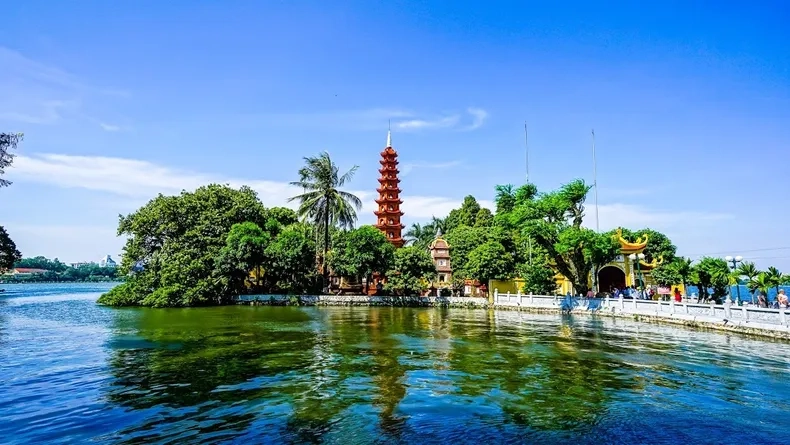Chùa Trấn Quốc Hà Nội huyền bí trên hồ Tây