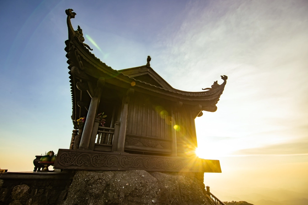 Đỉnh Yên Tử mờ ảo giữa mây trời bồng bềnh