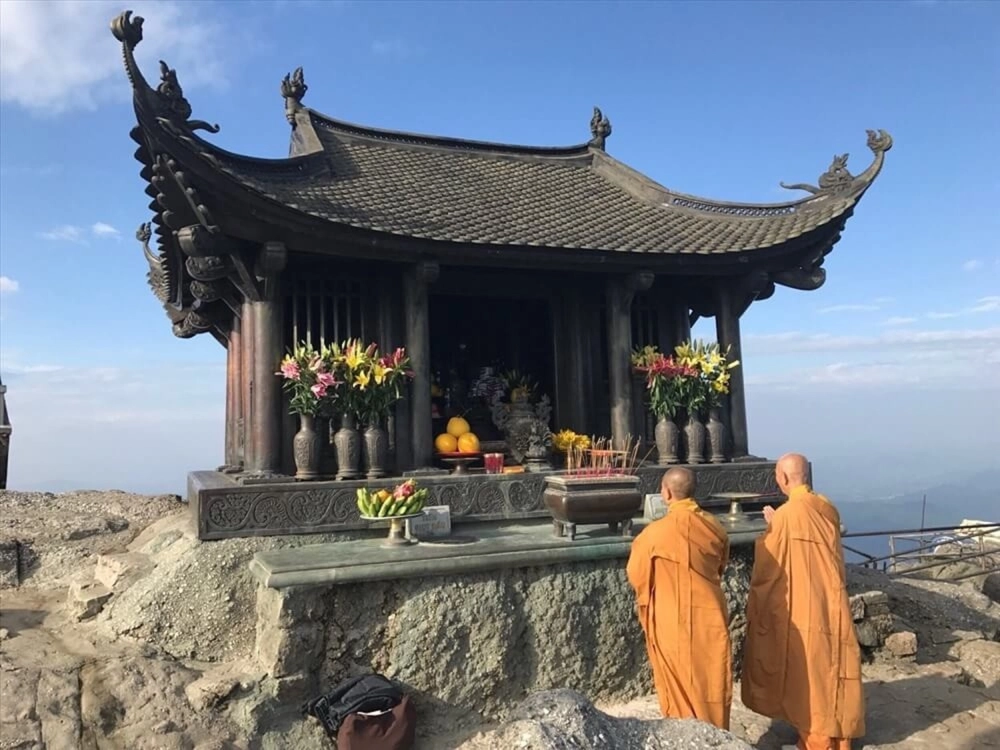 Hình ảnh chùa Yên Tử thanh tịnh giữa mây trời