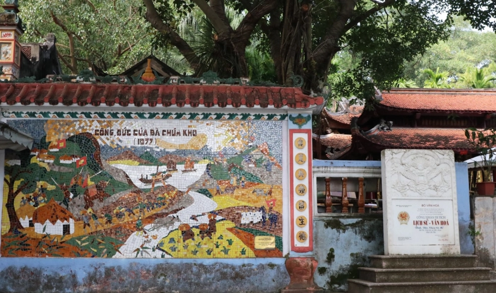 Các ban thờ trong đền Bà Chúa Kho trang nghiêm