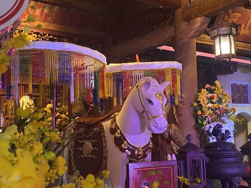 Đền Bạch Mã giờ mở cửa từ sáng đến chiều
