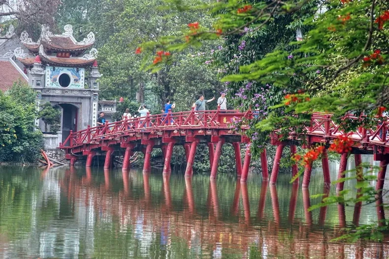 Cầu Thê Húc đền Ngọc Sơn đỏ thắm nổi bật