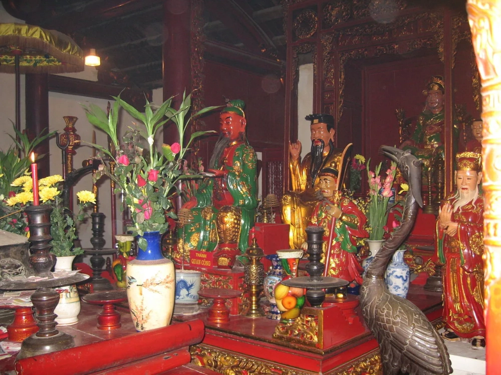 Đền Ngọc Sơn thờ những ai có công lớn