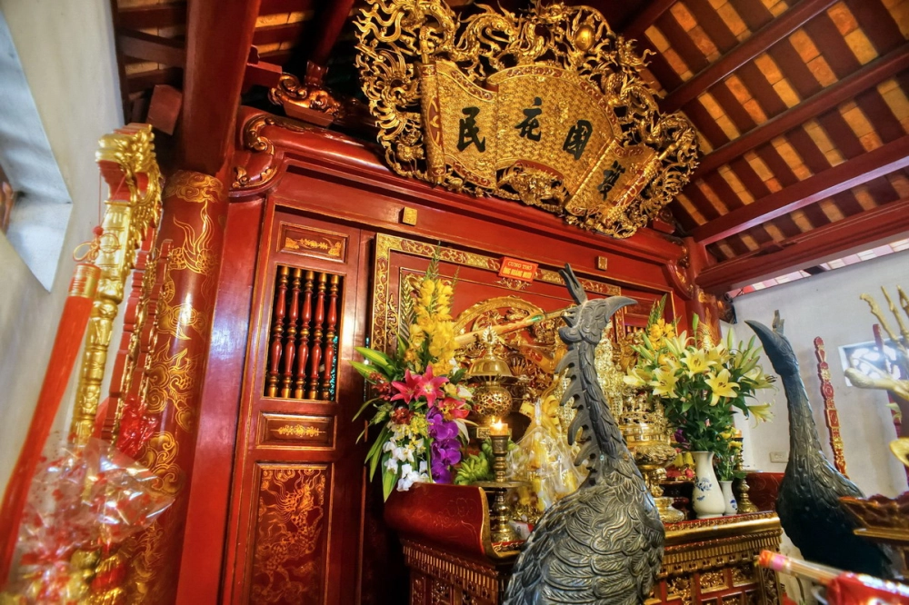 Văn khấn đi đền Ông Hoàng Mười, bài khấn chính thức khi dâng lễ tại đền